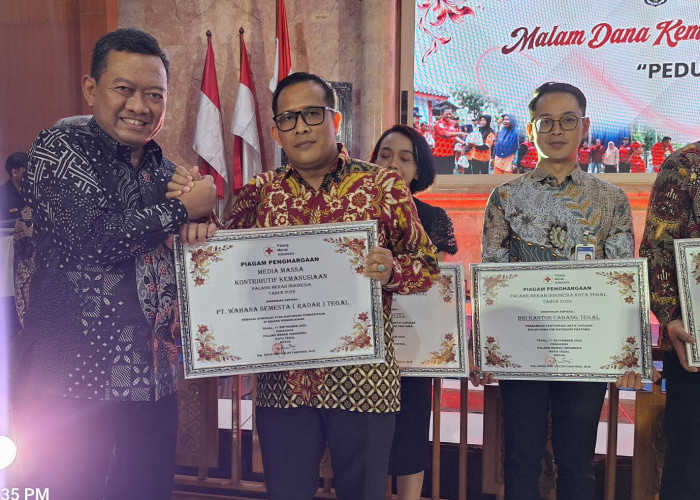 Kompak dalam Aksi Kemanusiaan! Radar Tegal Sabet PMI Award di HUT ke-81 PMI Kota Tegal