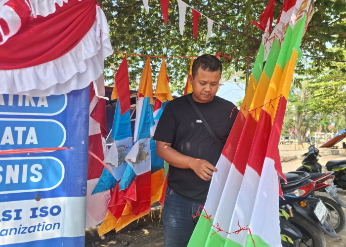 Pedagang Bendera di Purworejo dan Kebumen Mengeluh Sepi, Pembeli Beralih ke Online