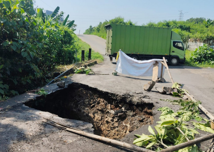 Jalan Ambles di Purwoyoso Semarang Telan Pemotor, Warga Tutup Total Akses Ngaliyan-Klampisan