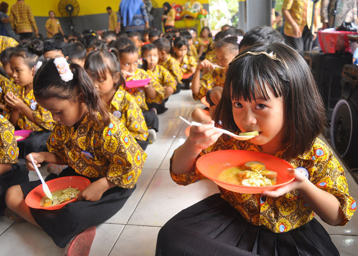 Angkat Akulturasi Budaya, Sekolah Gratis Kuncup Melati Bagikan Lontong Opor pada Perayaan Cap Go Meh