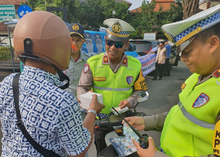 Bukan Cuma Tilang! Polisi Demak Justru Beri Hadiah Pengendara yang Tertib