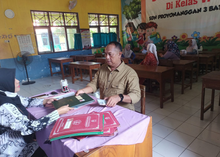 Ayah Mengambil Rapor di Batang,  Ipda Dedy Sempatkan Waktu Saat Tugas Amankan Nataru 2025