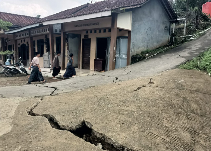 Tanah Bergerak di Padasari Tegal, Puluhan Rumah Rusak dan Pondok Pesantren Al-Adalah Terancam Lumpuh