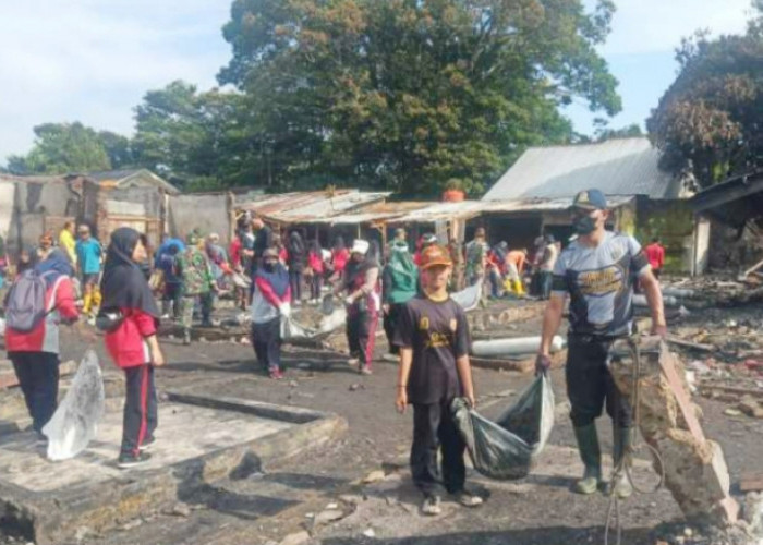 Masyarakat Kompak Bersihkan Pasar Belik Kabupaten Pemalang yang Terbakar 