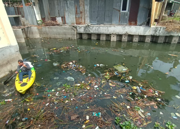 Gunakan Kayak, Tahsin Bersihkan Eceng Gondok dan Sampah di Kali Pacar dan Tenggang Kota Semarang.