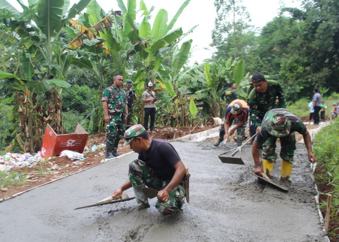 Dandim Batang Tinjau Pengecoran Jalan TMMD di Kalisalak