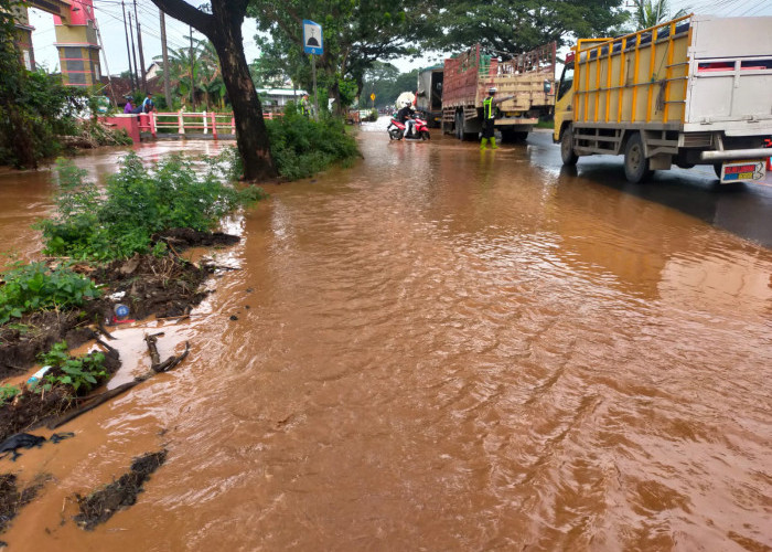 Banjir Kembali Rendam Ruas Pati Bikin Antrean Panjang di Pantura
