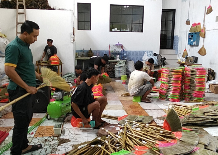 Produk Sapu Rayung Watukumpul Binaan KPwBI Tegal Sukses Ekspor ke Luar Negeri