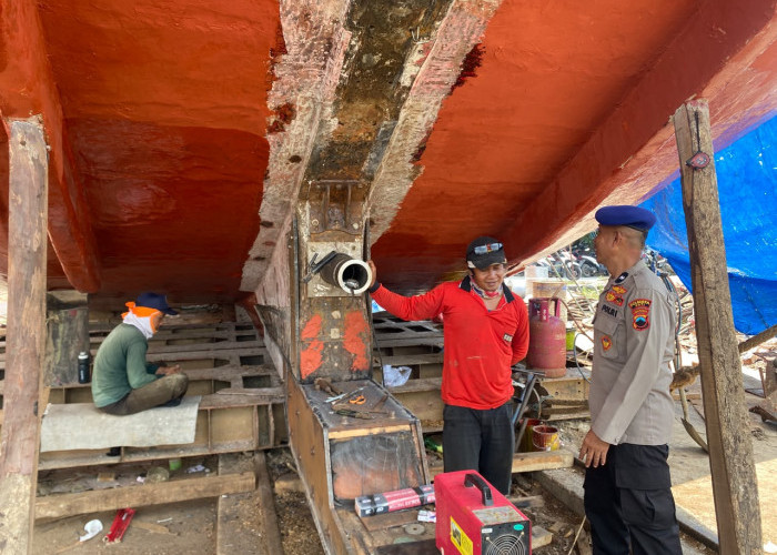 Pekerja Pengelasan Kapal di Pelabuhan Pati Dibidik Si Pola Cekal, Ada Masalah Apa? 