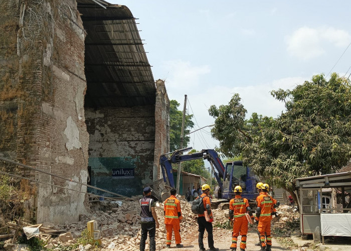 UPDATE: Petugas Lakukan Pencarian Lansia Diduga Tertimbun Reruntuhan Hogwan Bumiayu