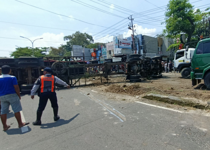 Truk Kontainer Terguling di Ngaliyan Semarang, Mobil Terbalik dan Lalin Hampir Putus Total 