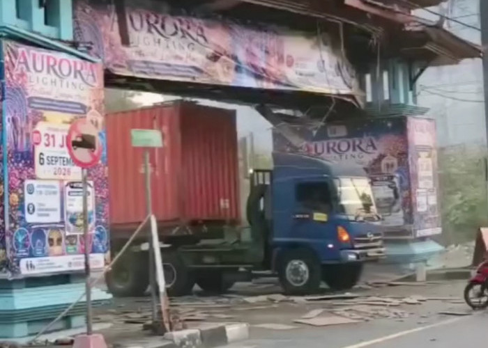 Truk Kontainer Hantam Gerbang PRPP Semarang, Petugas Turunkan Genteng untuk Amankan Pengendara