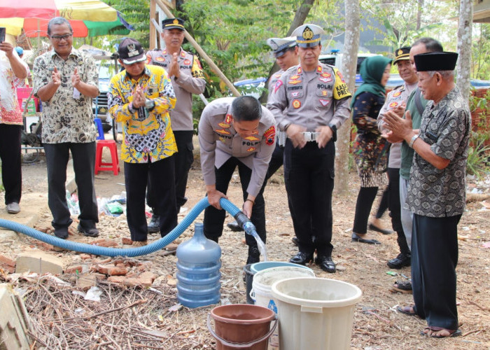 Terjadi Kekeringan di Desa Sambiroto, Satlantas Polres Pekalongan Bantu Air Bersih