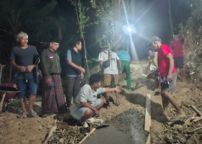 Warga Tepus Purworejo Swadaya Perbaiki Jalan Rusak, Akses ke Sawah dan Musala Jadi Lebih Mudah