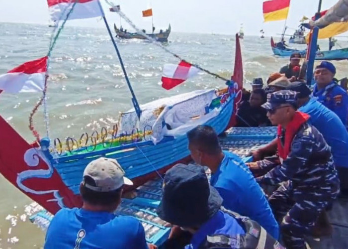TNI AL Perkuat Sinergi dengan Nelayan, Posal Banyutowo Ikut Tradisi Sedekah Laut di Pati