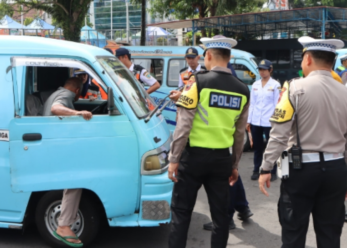 Saat Ramp Check oleh Petugas Gabungan, Masih Ditemukan Kelengkapan Keamanan Angkot di Salahiga Tidak Berfungsi