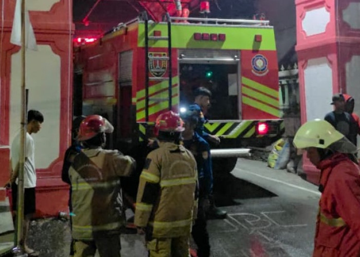 Rumah Penyimpan Stok Miras di Mangkang Semarang Terbakar, 8 Armada Dikerahkan