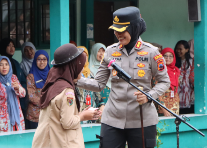 Kapolres Semarang Sambangi Sekolahan, AKBP Ratna Imbau Siswa Tak Berurusan dengan Hukum