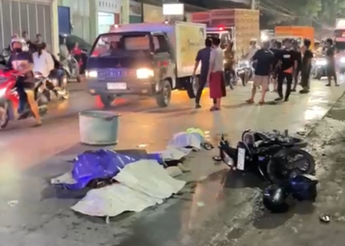 Sepeda Motor Tergelincir Saat Mendahului Truk Kontainer, Pasutri Tewas Seketika di Mranggen 
