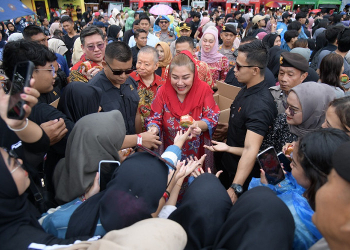 Dengan Pengawalan Ketat, Mba Ita Hadiri Hari Raya Imlek di Sam Poo Kong 