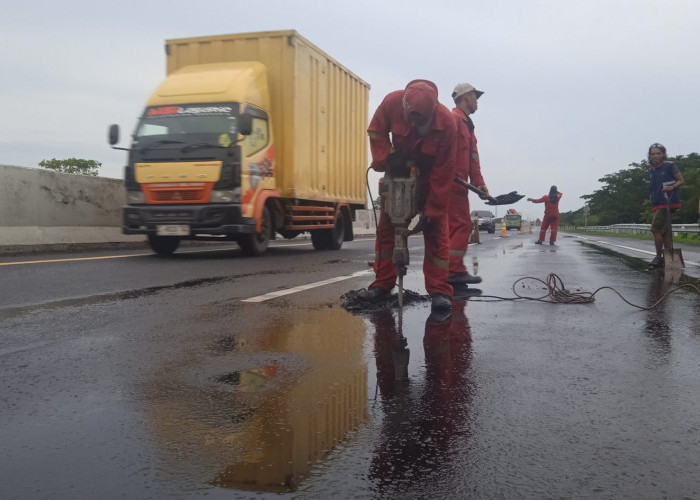 Susuri Tol Batang-Pemalang, PBTR Kebut Tambal Jalan Berlubang hingga H-10 Lebaran