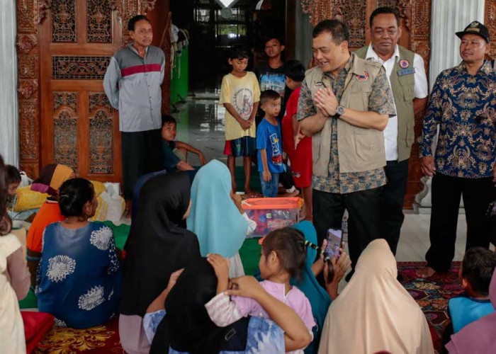 Kunjungi Korban Banjir Grobogan, Gubernur Jateng Bagikan Sembako hingga Mainan Anak-anak