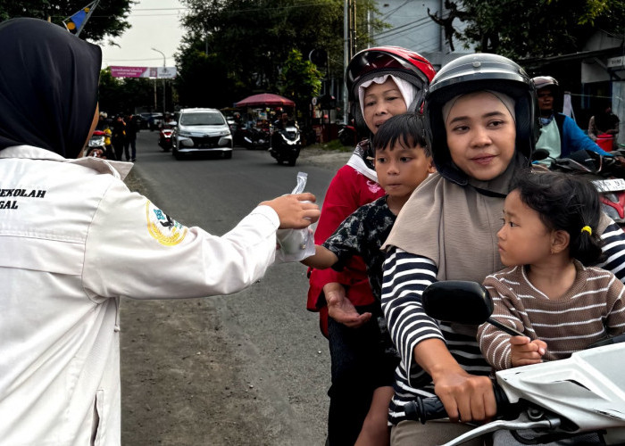 OSIS SMA Al Irsyad Kota Tegal Adakan Takjil On The Road