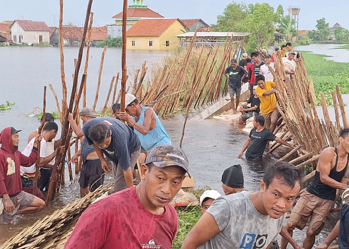 Warga Pabean Gotong Royong Perbaiki Tanggul Sungai Bremi Jebol