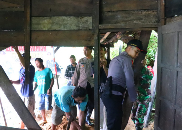 Warga Lebakbarang Pekalongan Dapat Bantuan Bedah Rumah Dari Polisi