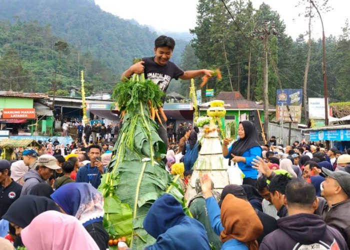 Makna Dibalik Gunungan Ruwat Bumi Guci Tegal 2026 yang Diperebutkan Ribuan Warga