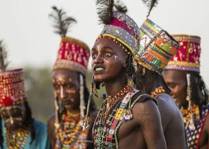 6 Tradisi Suku di Dunia yang Sangat Aneh Untuk Kita