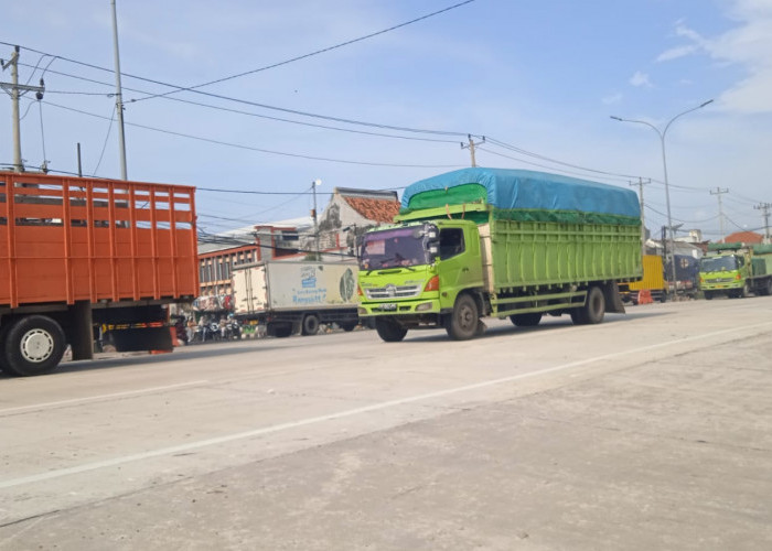 Dilarang Masuk Tol, Polres Batang Mulai Batasi Truk Sumbu Tiga 