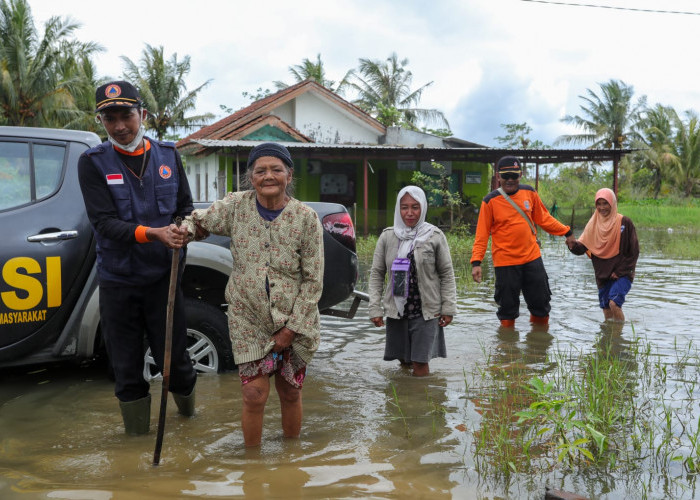 Banjir Cilacap Mulai Surut, Warga Berduyun-duyun Berobat