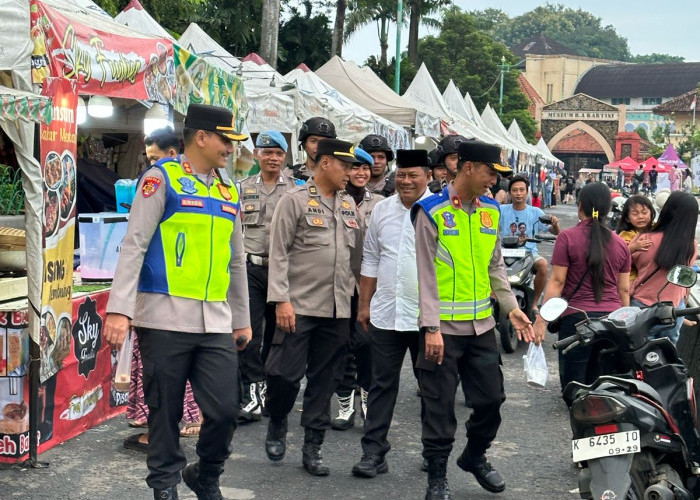 Menyapa Warga di Bazar Ramadan, Cara Kapolres  Jepara Dekatkan Diri ke Masyarakat