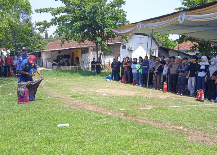 Damkar Latih 14 SPPG Pekalongan Padamkan Api Pakai APAR dan Kain