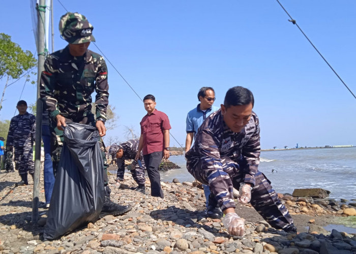 TNI AL Perangi Sampah yang Kepung Pantai Sigandu Batang