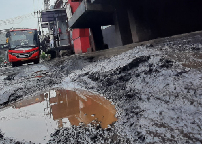 Rusak Parah, Jalan Halte BRT di Jalan Pemuda Semarang Bergelombang 