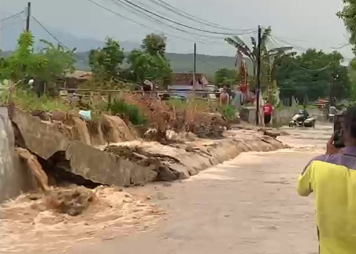 Tanggul Sungai Plumbon Jebol Dua Titik, Banjir Mendadak Rendam Permukiman di Tugu Semarang Sore Ini