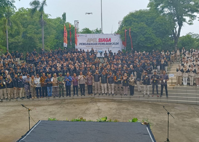 Syahdu, Ratusan Pengawas Pemilu Batang Apel Siaga di Tengah Guyuran Hujan 