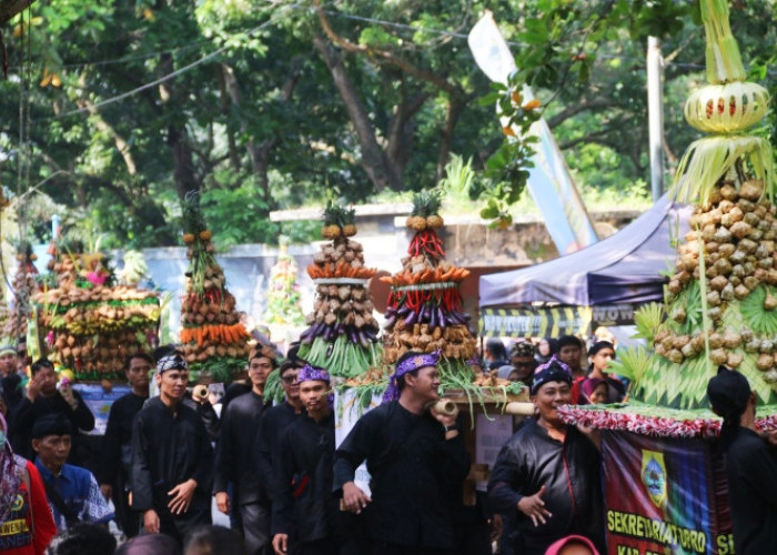 Festival Ketupat di Pantai Widuri Kabupaten Pemalang Berlangsung Meriah 