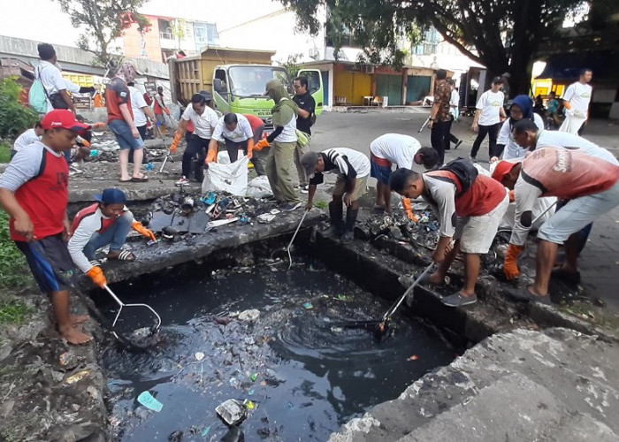 PLN Kerahkan 100 Zero Waste Warriors Bersihkan Sampah di Pasar Dargo Semarang pada Hari Lingkungan Hidup 2025