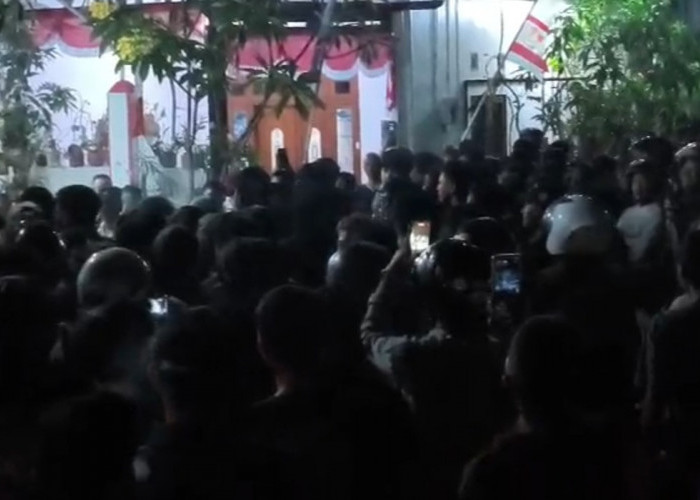 Polisi Usir TikToker saat Nge-live Massa Datangi Rumah Pelaku Perampokan Toko HP Royal Phone Ambarawa