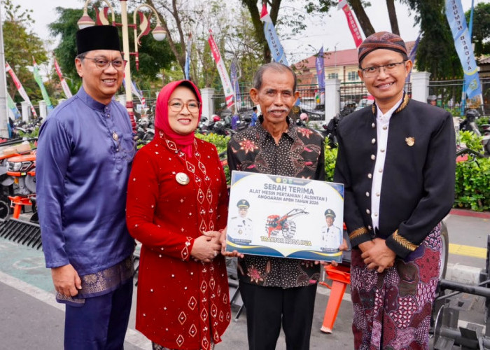 Upacara HUT ke-81 RI di Kebumen, Bupati Serahkan 115 Unit Alsintan kepada Kelompok Tani