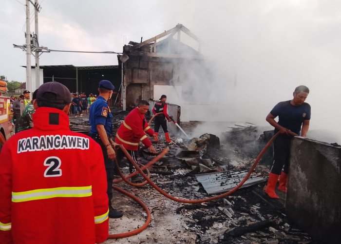 Korsleting Listrik Hanguskan Dua Usaha di Dempet, Kerugian Tembus Rp1,4 Miliar