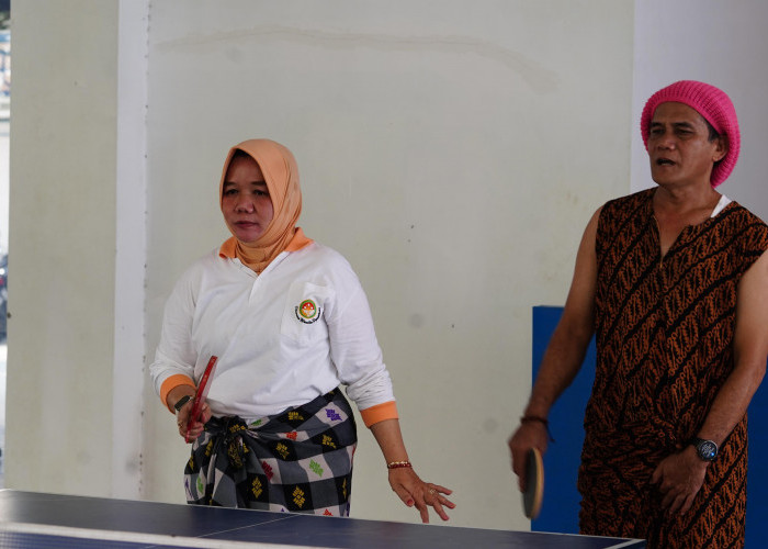 Pria Berdaster dan Perempuan Bersarung, Karyawan Perumda Tirta Ayu Tegal Meriahkan Lomba Tenis Meja Pitulasan 