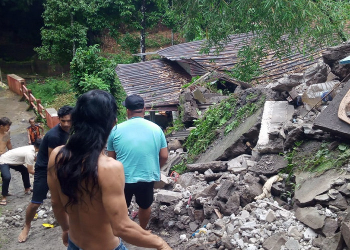 Diguyur Hujan Lebat, Dua Wilayah di Semarang Dilanda Longsor Timpa Rumah Warga 