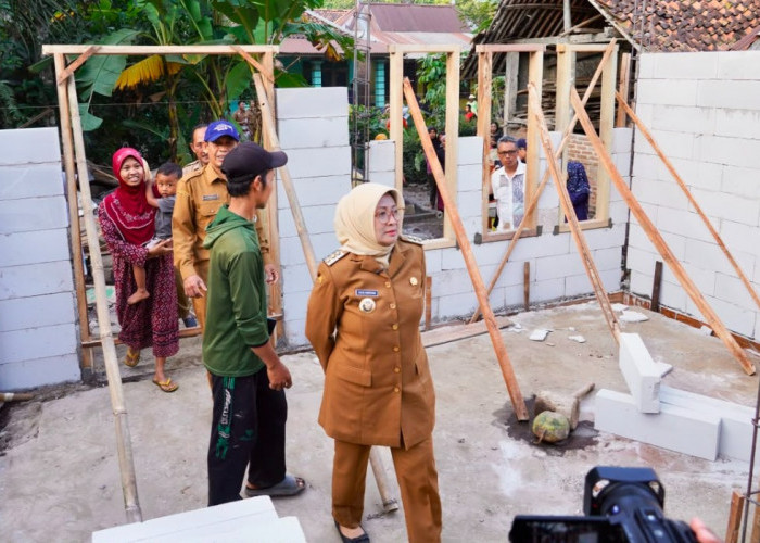 Bedah Rumah untuk Warga Miskin Terus Berjalan, Bupati Kebumen Lilis Tinjau Hasil Renovasi di Tiga Lokasi