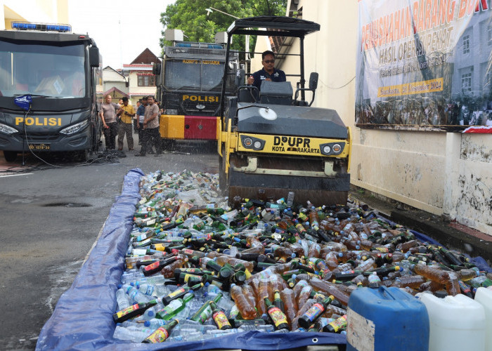 Polresta Solo Musnahkan Ribuan Botol Miras dan Ratusan Knalpot Brong 