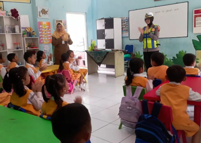 Polres Grobogan Ajak Murid TK Tertib Berlalu Lintas Melalui Program Polisi Sahabat Anak