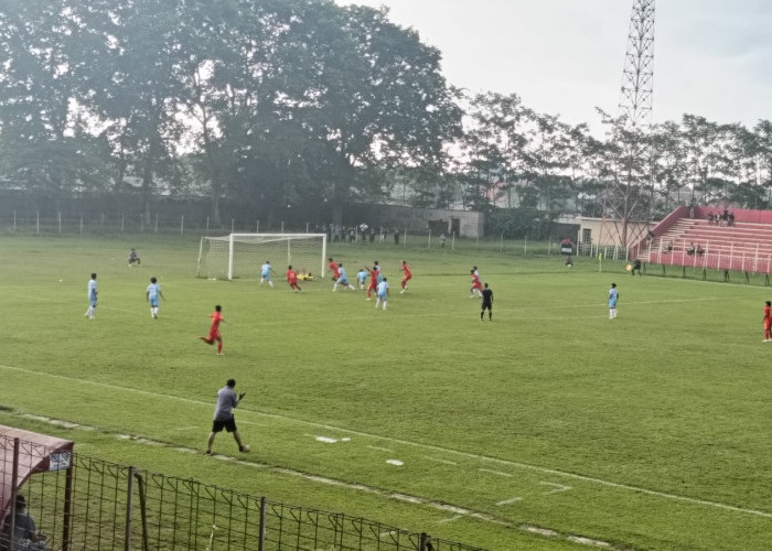 Diguyur Hujan, Persibat Batang Bantai Persab Brebes 2-0 dengan 10 Pemain